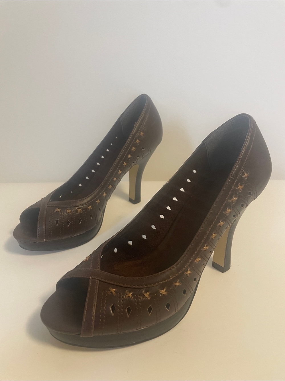 Madden Girl Brown Peep Toe Heels Size 7 Women’s Pumps Cutout Detail